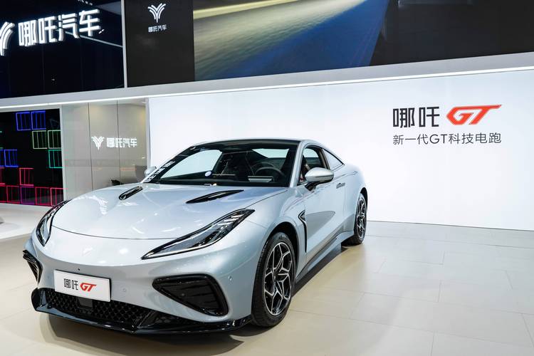 东莞163哪吒汽车在智能汽车领域的表现，领途汽车在新能源汽车市场中的影响力